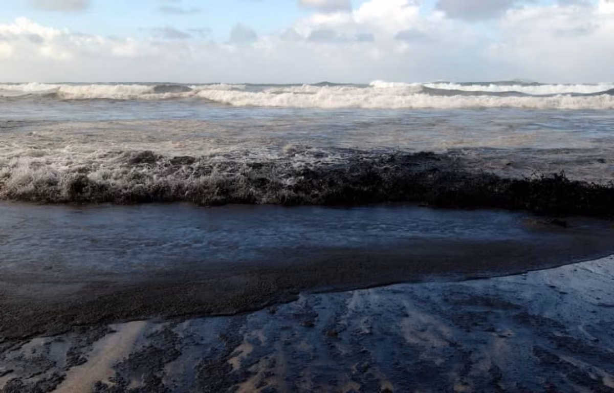 Sự cố tràn dầu Prestige năm 2002. Vụ chìm tàu chở dầu MV Prestige vào tháng 11/2002 ở ngoài khơi bờ biển Galicia của Tây Ban Nha đã dẫn đến việc ô nhiễm những dải bờ biển rộng lớn và hơn 1.000 bãi biển trên bờ biển Tây Ban Nha, Pháp và Bồ Đào Nha.