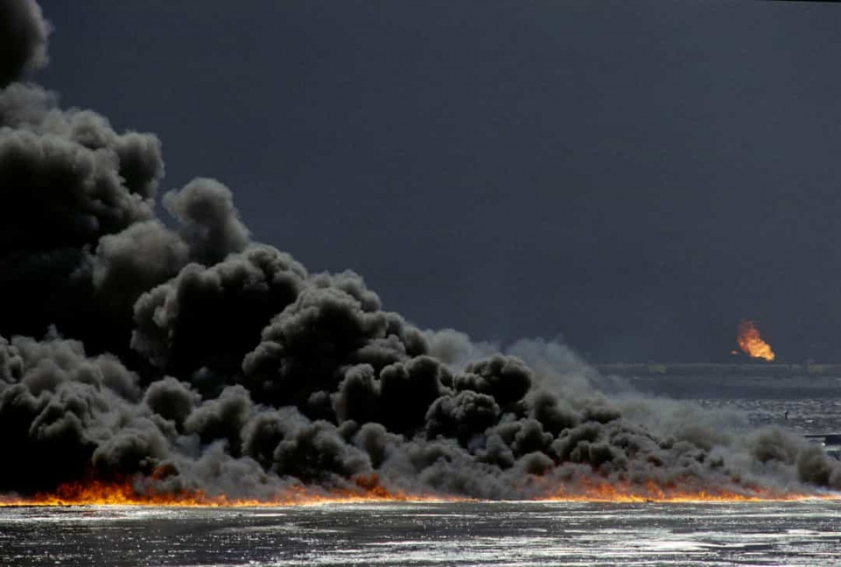 Vụ cháy dầu ở Kuwait năm 1991. Năm 1991, lực lượng quân đội Iraq đã phóng hỏa hơn 700 giếng dầu khiến các sa mạc tại Kuwait ngập trong biển lửa. Khói từ các đám cháy đã ảnh hưởng đến tình hình thời tiết trên khắp Vịnh Ba Tư và khu vực xung quanh.