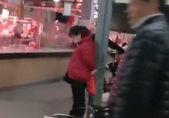 Nguoi phu nu bi troi giua cho vi dung tien gia di mua sam