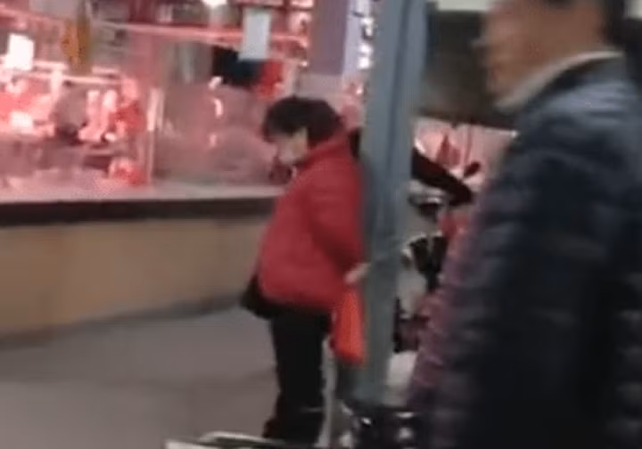 Nguoi phu nu bi troi giua cho vi dung tien gia di mua sam