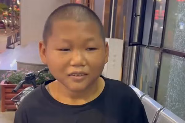 Chang trai 27 tuoi kho tim viec vi ngoai hinh nhu tre em-Hinh-2