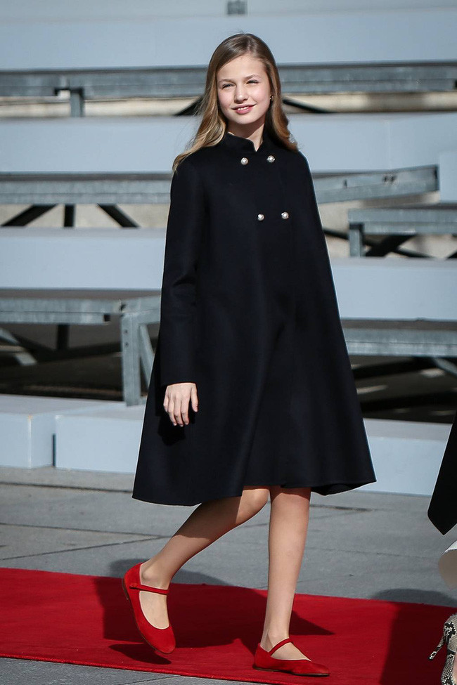 Công chúa 16 tuổi và em gái Sofia chỉ được lướt web trong một khoảng thời gian quy định vào cuối tuần dưới sự giám sát của vương hậu.