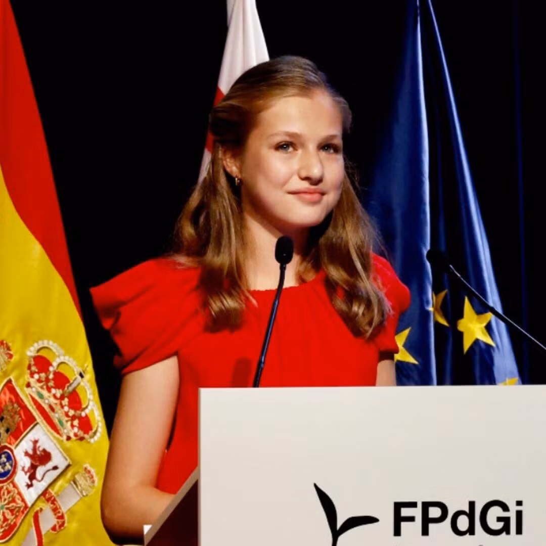 Buổi sáng, sau khi thức dậy, Leonor sẽ được quốc vương kiểm tra các kiến thức liên quan tới hoàng gia và các vấn đề thời sự các nước. Vào mỗi kỳ thi, cô bé phải đạt được mức điểm tuyệt đối ở tất cả các môn học.