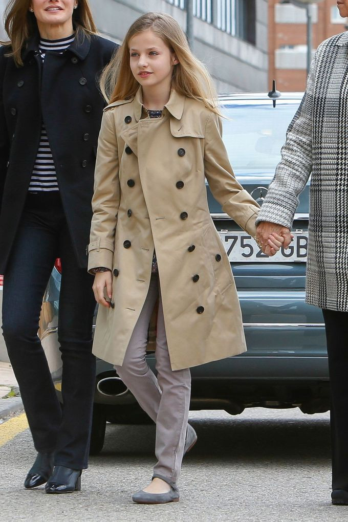 Ở tuổi lên 8, công chúa Tây Ban Nha thành thạo tiếng Anh, tiếng Pháp, tiếng Ả Rập và có lối sống rất nề nếp. Không chỉ giỏi ngoại ngữ, công chúa Leonor và em gái là công chúa Sofia còn học bale, piano và thường thức nhạc cổ điển hàng tuần.