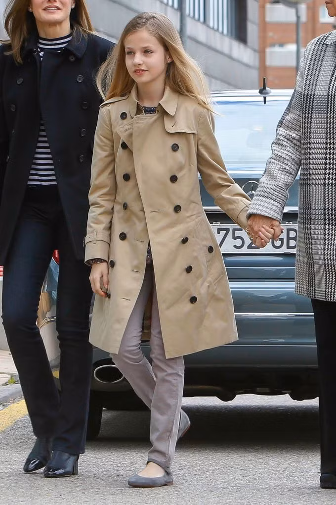 Ở tuổi lên 8, công chúa Tây Ban Nha thành thạo tiếng Anh, tiếng Pháp, tiếng Ả Rập và có lối sống rất nề nếp. Không chỉ giỏi ngoại ngữ, công chúa Leonor và em gái là công chúa Sofia còn học bale, piano và thường thức nhạc cổ điển hàng tuần.