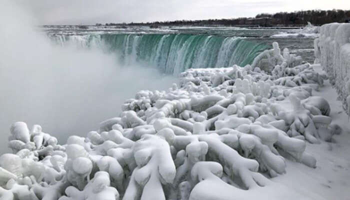 Ngắm khung cảnh ngoạn mục khi thác nước Niagara hùng vĩ đóng băng - Hình 6 Ngam khung canh ngoan muc khi thac nuoc Niagara hung vi dong bang-Hinh-6