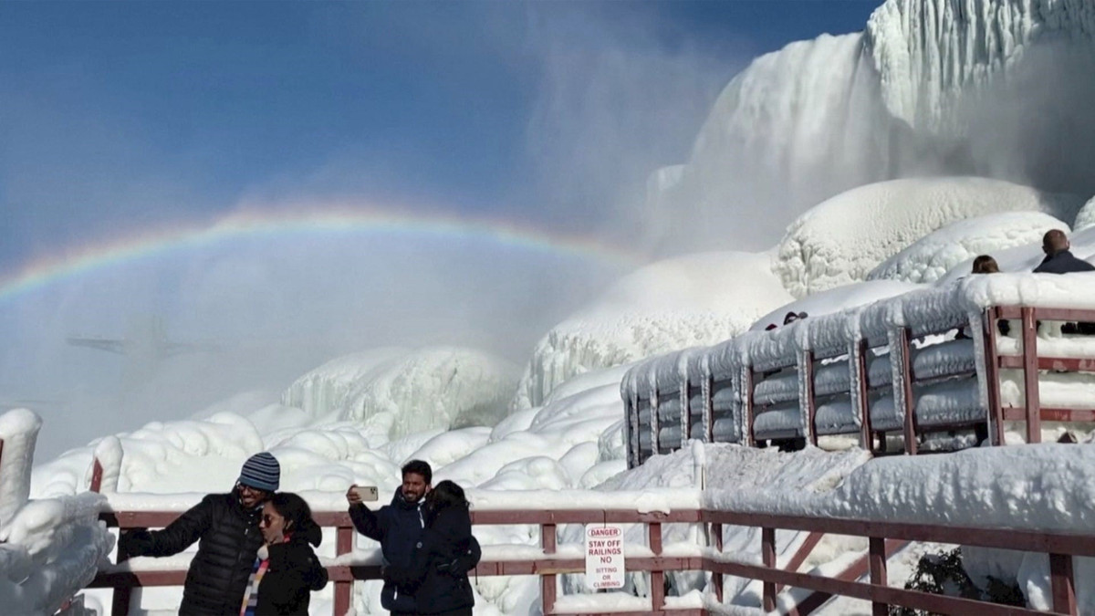 Ngắm khung cảnh ngoạn mục khi thác nước Niagara hùng vĩ đóng băng - Hình 5 Ngam khung canh ngoan muc khi thac nuoc Niagara hung vi dong bang-Hinh-5