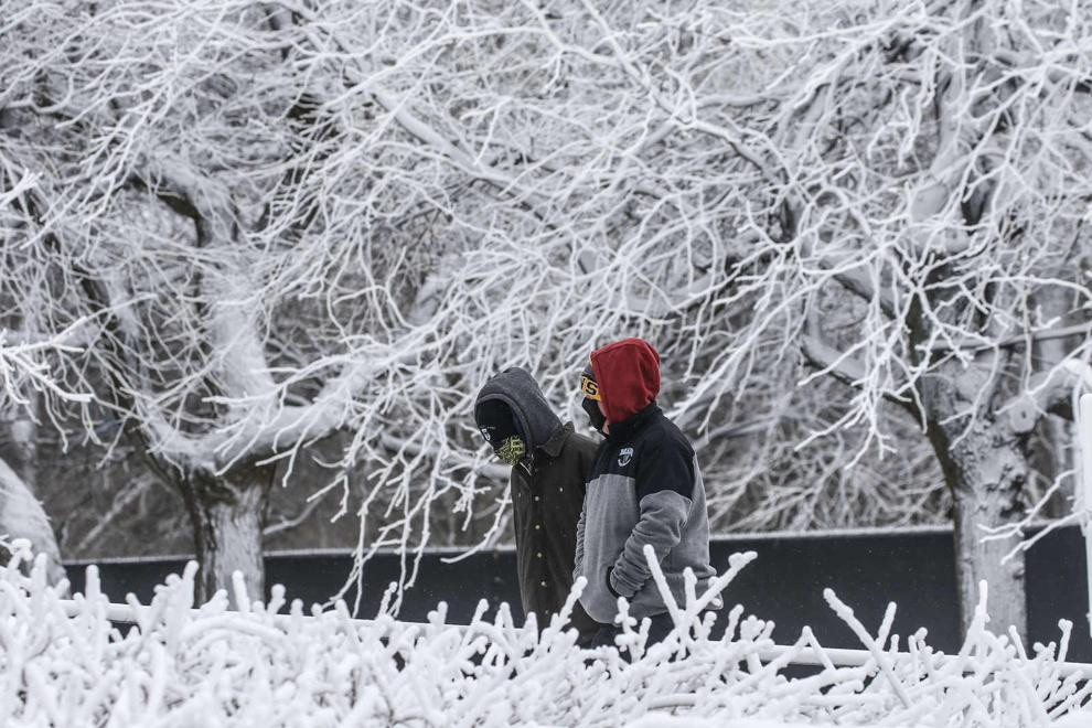 Ngắm khung cảnh ngoạn mục khi thác nước Niagara hùng vĩ đóng băng - Hình 10 Ngam khung canh ngoan muc khi thac nuoc Niagara hung vi dong bang-Hinh-10