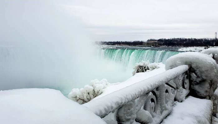 Ngắm khung cảnh ngoạn mục khi thác nước Niagara hùng vĩ đóng băng - Hình 8 Ngam khung canh ngoan muc khi thac nuoc Niagara hung vi dong bang-Hinh-8