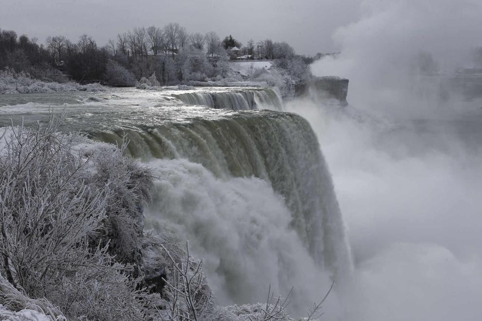 Ngắm khung cảnh ngoạn mục khi thác nước Niagara hùng vĩ đóng băng - Hình 9 Ngam khung canh ngoan muc khi thac nuoc Niagara hung vi dong bang-Hinh-9