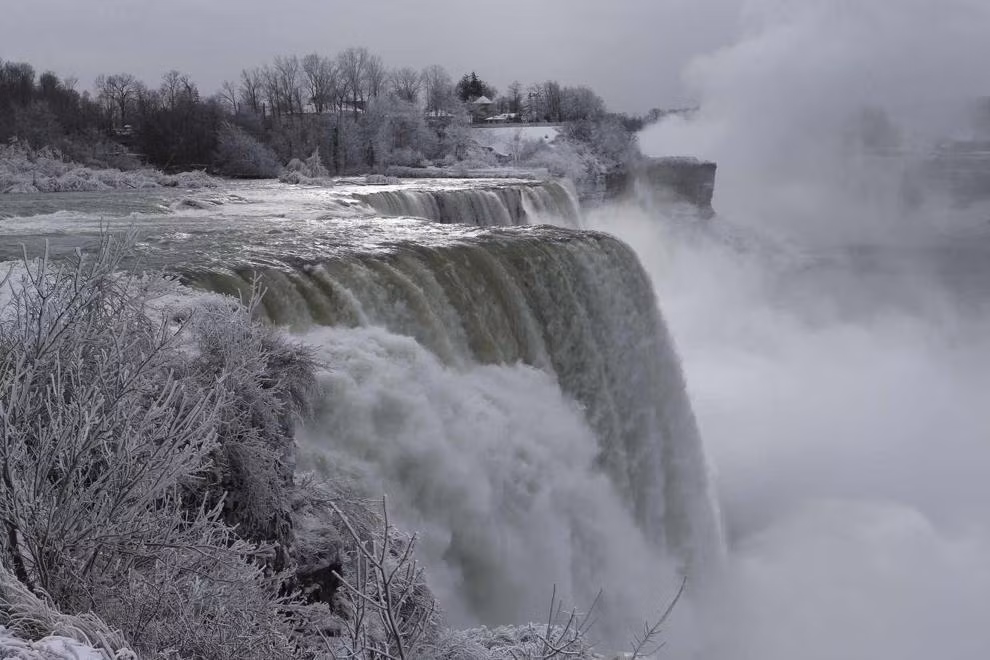 Mặc dù những năm gần đây, thác nước vẫn chưa đóng băng hoàn toàn, nhưng khung cảnh tuyệt đẹp của kỳ quan thiên nhiên bị đóng băng một phần vẫn rất "tráng lệ".