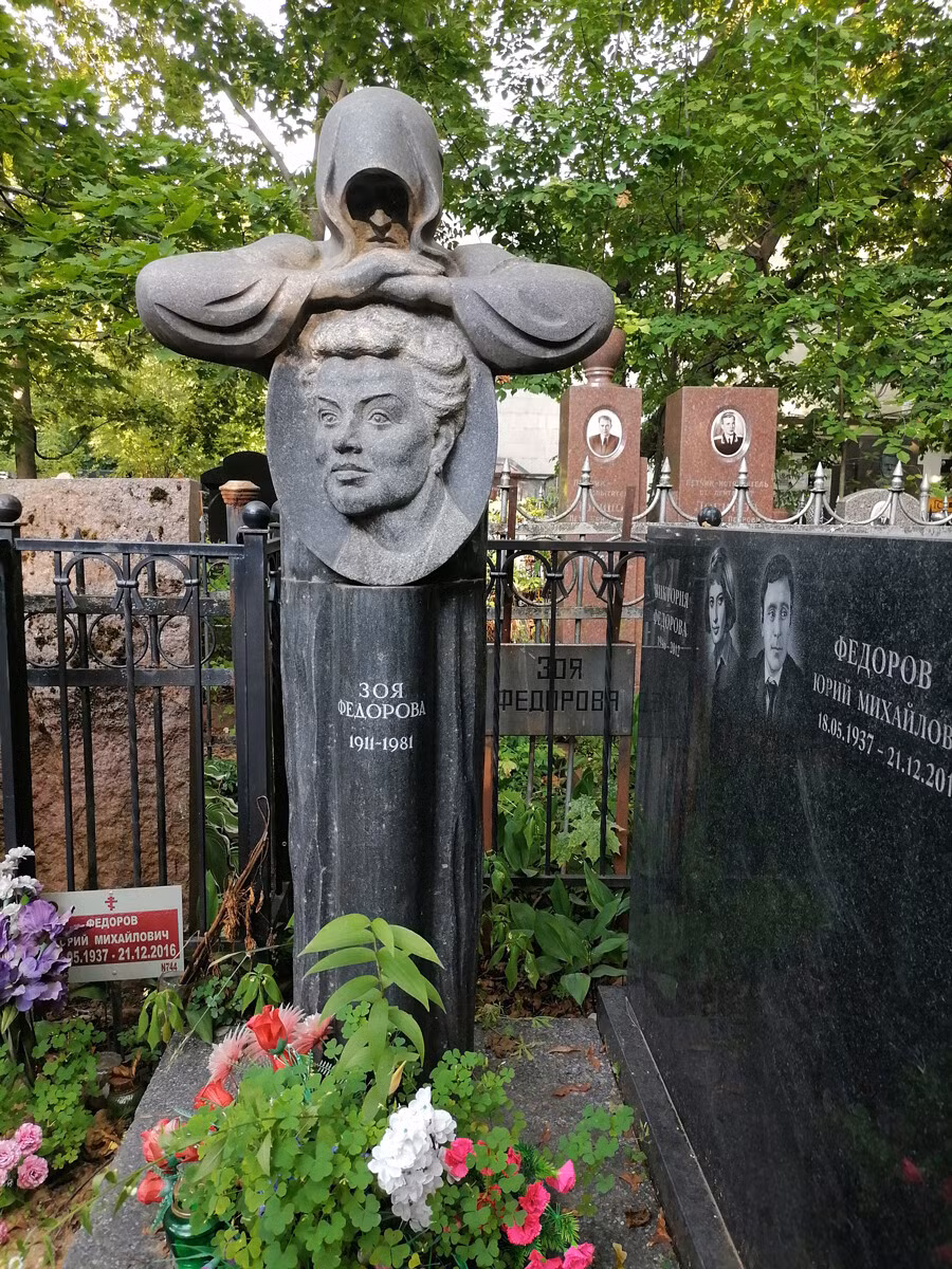 Nhung bia mo dac biet cua nguoi noi tieng trong nghia trang Nga-Hinh-5