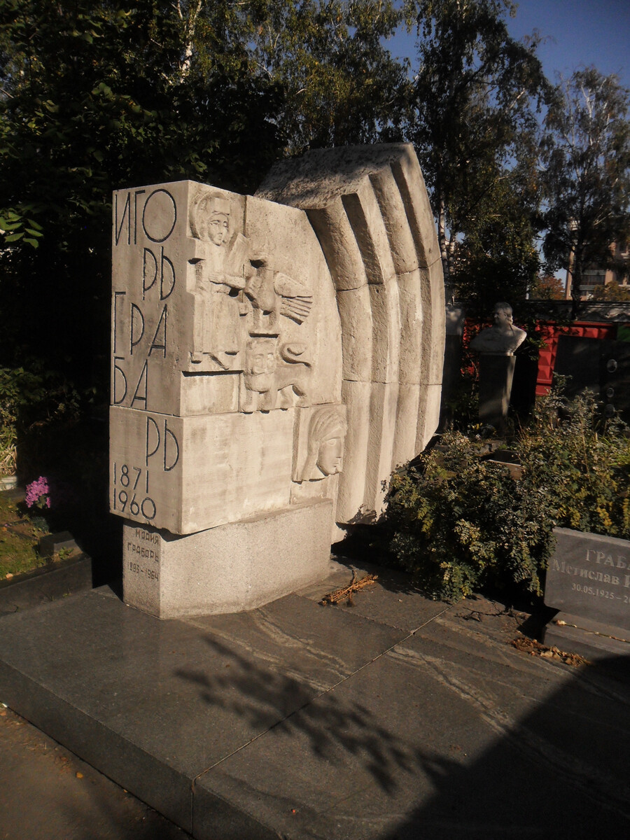 Người bảo tồn nghệ thuật Igor Grabar: Grabar là nhà bảo tồn nghệ thuật nổi tiếng nhất của Liên Xô. Trên bia mộ của ông ở Nghĩa trang Novodevichy là một bức tường đá trắng với các bức phù điêu về sư tử, chim và các biểu tượng khác.