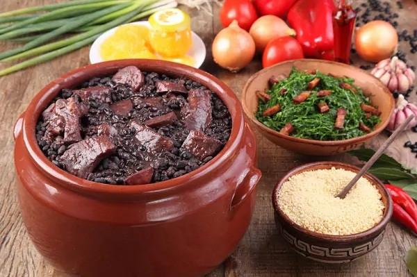 Feijoada: Đây là món ăn thông dụng ở Timor Leste có từ thời thuộc địa Bồ Đào Nha. Feijoada được chế biến với thịt heo, đậu cannellini và chorizo.