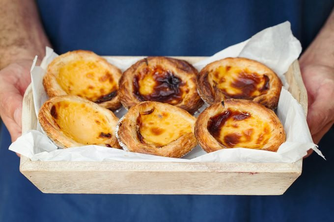 Theo thời gian, món bánh Pastel de nata trở thành sự lựa chọn yêu thích của người dân địa phương cho những bữa ăn nhẹ. Ảnh: IT.