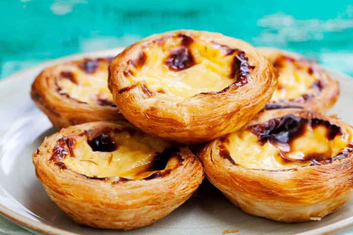 Pastel de nata: Từng có thời gian dài là thuộc địa của Bồ Đào Nha nên ẩm thực Timor Leste cũng chịu ảnh hưởng rất lớn từ quốc gia này. Pastel de nata - món bánh trứng thơm ngọt và béo ngậy của Bồ Đào Nha là một minh chứng.
