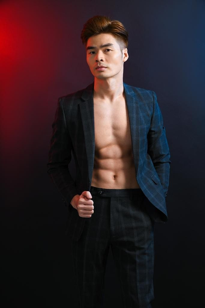 Trai dep 6 mui ban mi ca vien gay sot vi co bap cuon cuon-Hinh-2