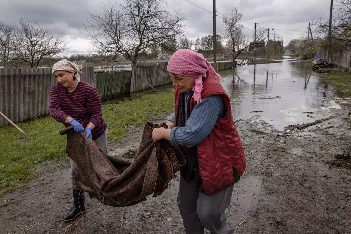 Can canh ngoi lang Ukraine tu “nham chim trong nuoc”-Hinh-8