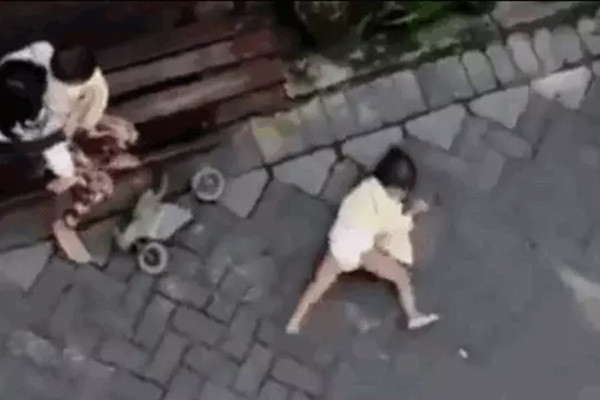 Hoang hon canh khi tao ton “bat coc” be gai keo le tren duong