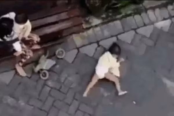 Hoang hon canh khi tao ton “bat coc” be gai keo le tren duong