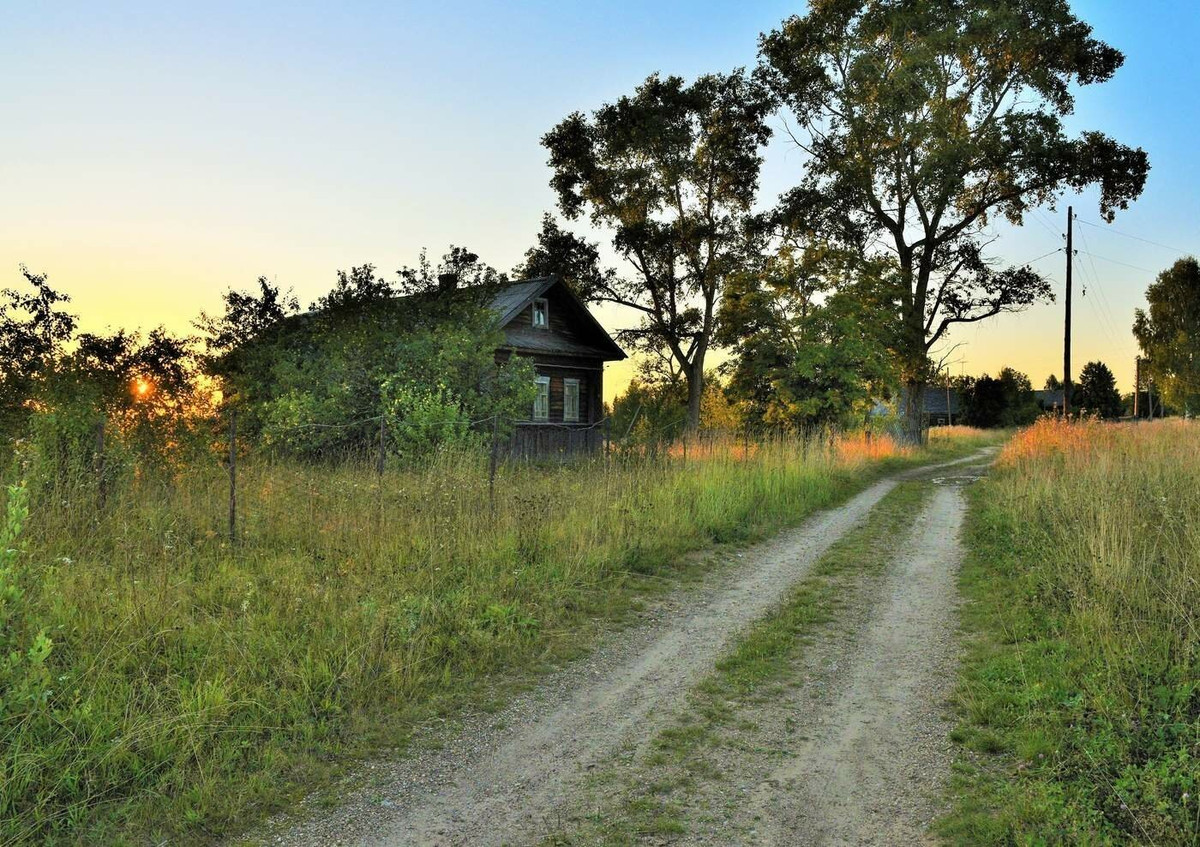 Con đường mòn ở vùng thôn quê đầy thơ mộng.