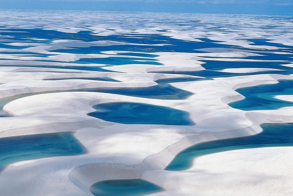 Do nhiệt độ thích hợp nên nhiều cá, tôm, chim, và rùa cùng các loài động vật khác sẽ tụ tập ở các hồ nước giữa sa mạc.