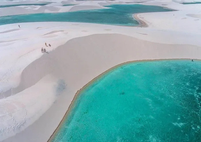 Vào mùa khô, nó không khác gì những sa mạc bình thường, các hồ ở đây sẽ bị thu hẹp lại hoặc thậm chí khô cạn.