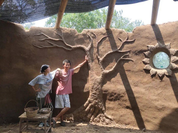 Ban đầu, khi nói chuyện về quê, vợ chồng Thượng Kiếm Ba và Vạn Đình Đình (sống ở Trung Quốc) bị dân làng chê cười nhưng khi họ xây xong căn nhà ai cũng phải khen.