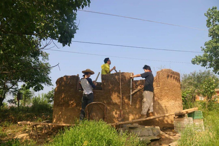 Căn nhà cao 2 tầng được làm từ đất sét, trộn rơm và cát được dựng trên nền trang trại vịt cũ.