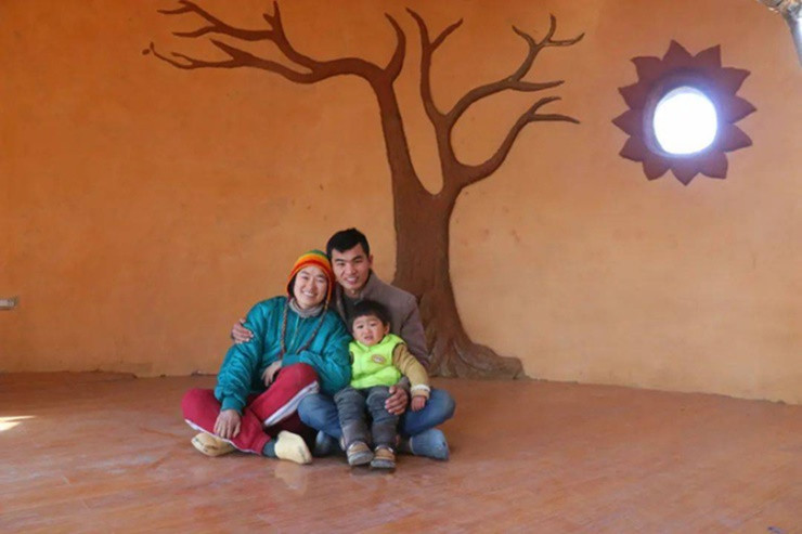 Vật liệu làm nhà đơn giản, mái lợp bằng cỏ tranh, còn thanh vịn cầu thang cũng làm từ thân cây cũ.