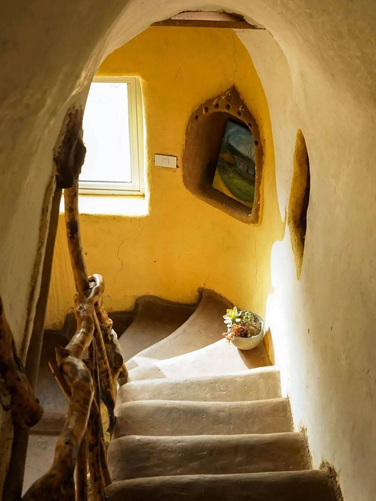 Ngôi nhà nhìn như trong chuyện cổ tích, không quá rộng hay cầu kỳ nhưng là nơi sống mát mẻ về mùa hè, ấm áp vào mùa đông.