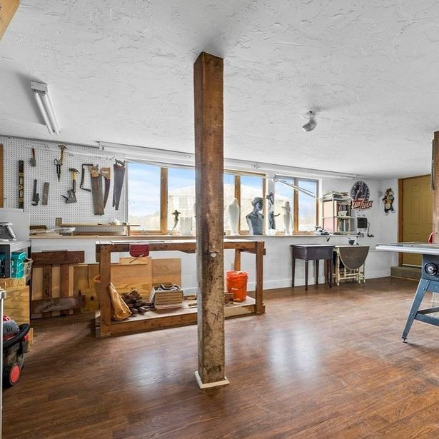 Ben trong ngoi nha chua day bup be, may cua nhu phim kinh di-Hinh-4