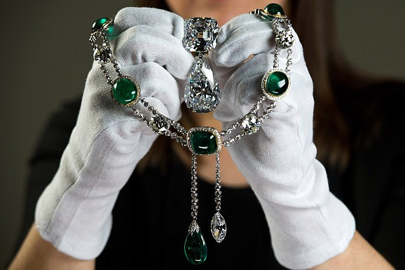 Đây là báu vật làm cho Vương hậu Mary để đánh dấu lễ đăng quang của vua George V. Chiếc vòng cổ được tạo ra tại Delhi Durbar vào năm 1911.