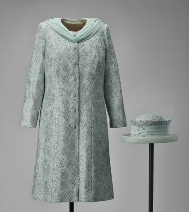 Chiếc đầm và áo khoác màu ngọc lam, kết hợp với chiếc mũ kiểu cách đồng màu mà Nữ Hoàng Anh mặc nhân dịp đại lễ Kim cương, mừng 60 năm trị vì của bà. Đây là thiết kế của Angela Kelly, phụ tá cao cấp chuyên lo về trang phục của Nữ hoàng Anh. Ảnh: IT.