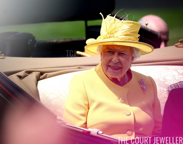 Trâm cài áo Flame-Lily: Đây là trâm cài áo được Nữ hoàng Anh lần đầu tiên sử dụng khi bà mặc áo tang sau sự ra đi của vua cha, Quốc vương George VI.