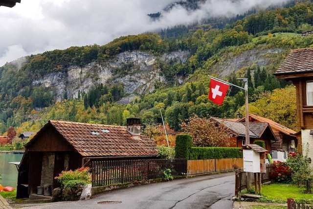 Ngôi làng Iseltwald với những căn nhà gỗ nép mình bên ven hồ tạo nên cảnh sắc đặc trưng của Thụy Sĩ.