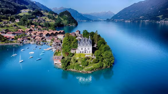 Đi du thuyền trên hồ Brienz, du khách sẽ thu vào tầm mắt toàn cảnh hẻm núi, vách đá dựng đứng, hay thác nước Giessbach kỳ vĩ ở xung quanh…