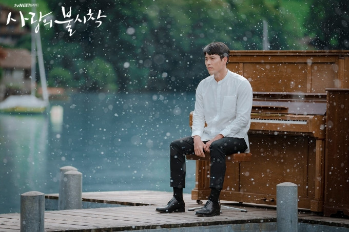 Một trong những cảnh quay đẹp nhất của bộ phim đình đám "Hạ cánh nơi anh" cũng được quay tại làng Iseltwald. Đó là cảnh Ri Jung Hyuk biểu diễn ngoài trời với cây đàn piano được đặt ngay đầu một chiếc cầu gỗ nằm ngay trước khu dân cư Seepark Iseltwald và bên cạnh cảng Harbor Iseltwald.