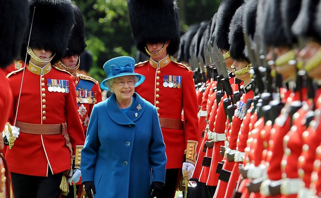 Khi ghé thăm cung điện Buckingham ở thủ đô London (Anh), nhiều du khách ấn tượng khi nhìn thấy lực lượng vệ binh hoàng gia Anh làm nhiệm vụ canh gác, tuần tra nơi ở của Nữ hoàng Anh.