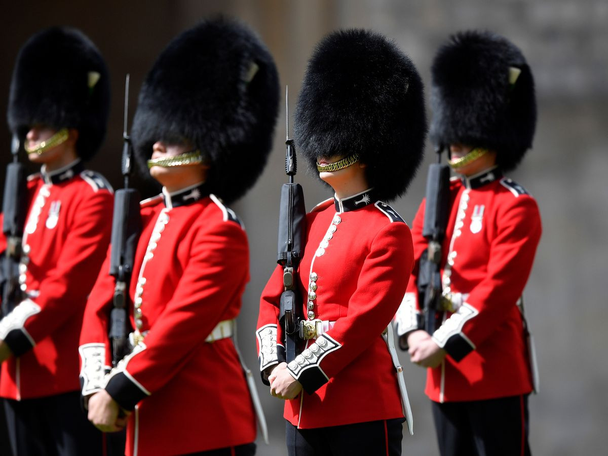 Lính cận vệ Hoàng gia Anh không được phép cười trong lúc làm nhiệm vụ. Họ phải luôn giữ tư thế và gương mặt nghiêm nghị. Nếu vi phạm quy định này trong lúc làm nhiệm vụ, họ phải nộp phạt 200 USD. Ảnh: IT.