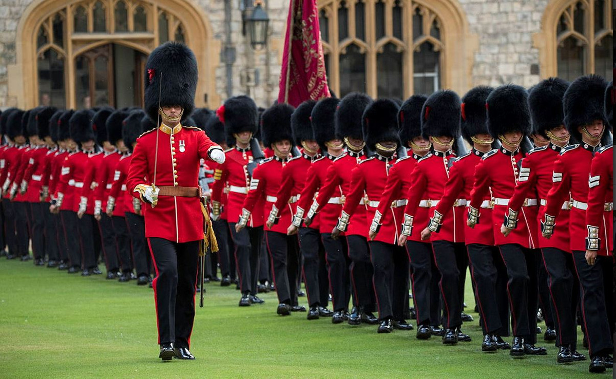 Khi làm nhiệm vụ, vệ binh hoàng gia Anh không được phép làm ảnh hưởng xấu đến hình ảnh của Nữ hoàng và hoàng tộc.