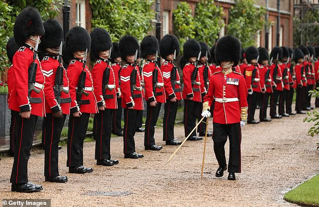 Vệ binh hoàng gia Anh là thành viên của đội “Queens Guard” được thành lập dưới thời Vua Charles II. Một đại đội Queens Guard được chia làm 2 trung đội.