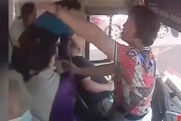 Tai xe ngat xiu khi lai xe, co gai nhanh tri cuu 24 nguoi