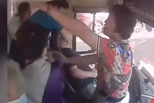 Tai xe ngat xiu khi lai xe, co gai nhanh tri cuu 24 nguoi