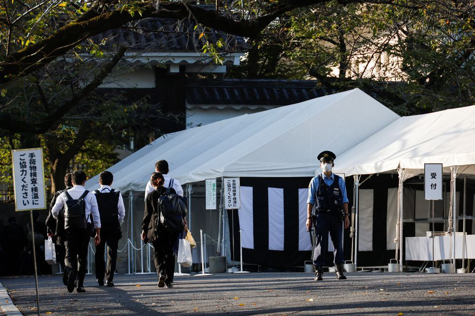 Sở Cảnh sát thủ đô Tokyo đồng thời huy động hàng nghìn nhân viên cảnh sát từ nhiều tỉnh trên cả nước để phục vụ cho các vòng bảo vệ an ninh, nhất là tại khách sạn của các quan khách quốc tế.