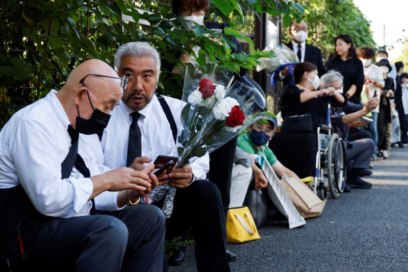 Địa điểm đặt hoa tưởng niệm ông Abe được mở cửa từ 10h đến 16h ngày 27/9, người đến viếng được yêu cầu chuẩn bị sẵn hoa và không để lại thứ gì khác. 