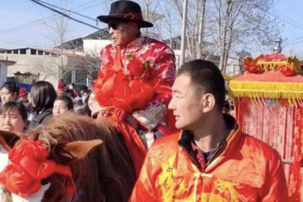 Cu ong 78 tuoi lay vo kem 30 tuoi khien dan tinh kinh ngac-Hinh-2