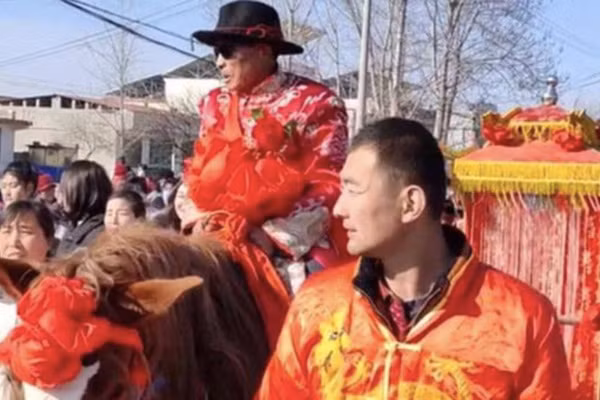 Cu ong 78 tuoi lay vo kem 30 tuoi khien dan tinh kinh ngac-Hinh-2