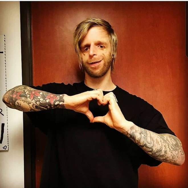 Bước ngoặt đến với Jono năm 19 tuổi khi anh xin làm trong một quán bar. Dù không tránh khỏi những ánh nhìn soi mói và sự cười chê nhưng chàng trai trẻ cũng nhận ra rằng vẫn có rất nhiều người thực sự quan tâm và đồng cảm với anh.