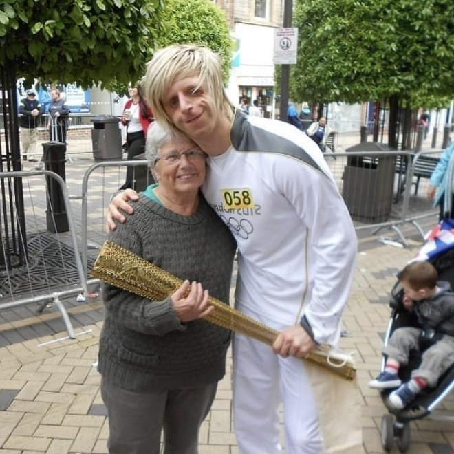 Mẹ nuôi Jean đã dành hết tình yêu thương của mình cho cậu bé tội nghiệp. "Mẹ tôi có thể hơi thấp người, nhưng bà có trái tim to lớn nhất trong số những người tôi từng được gặp", Jono tâm sự.